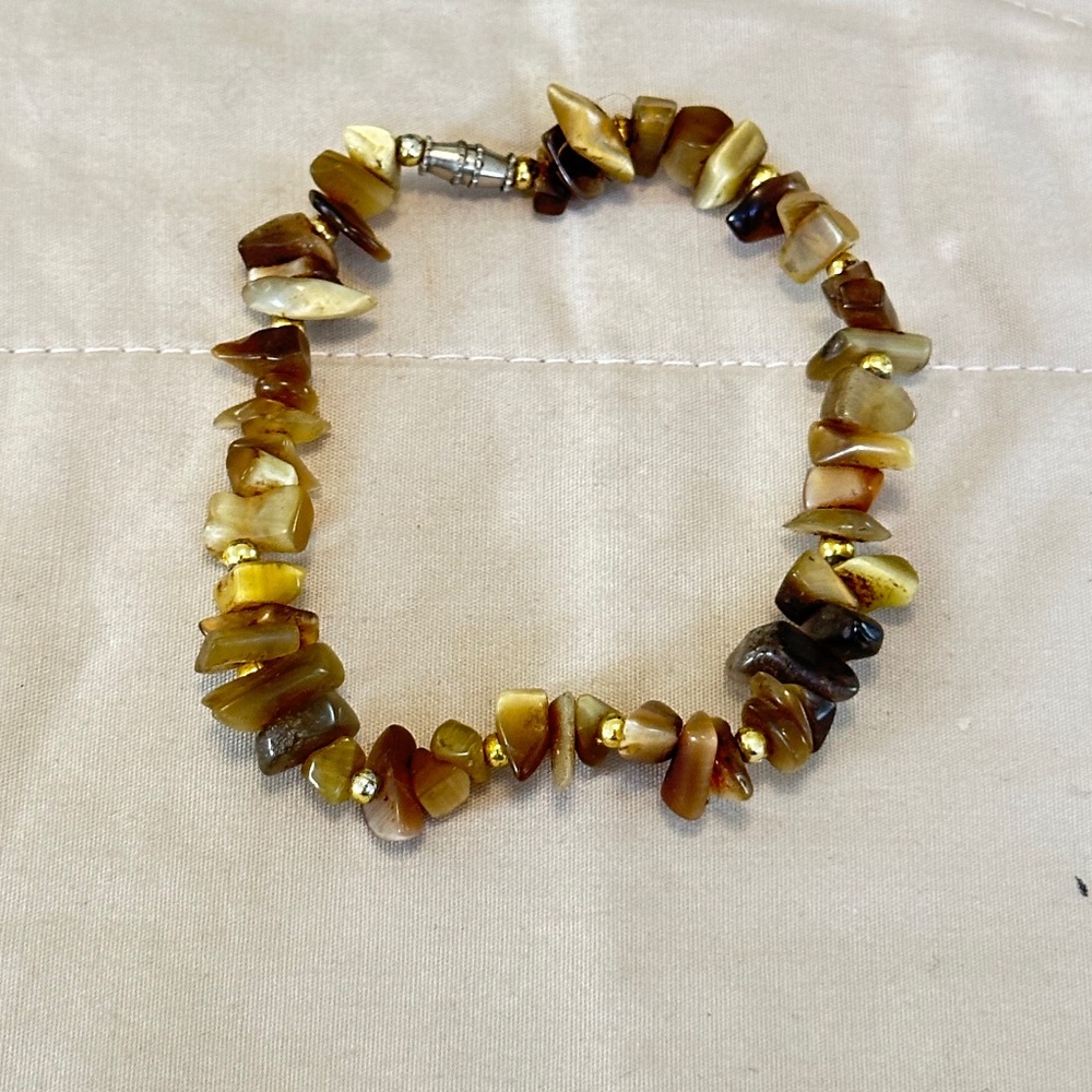 Genuine Tigers eye chip/nugget & gold tone beaded bracelet. Screw clasp. 7.5”